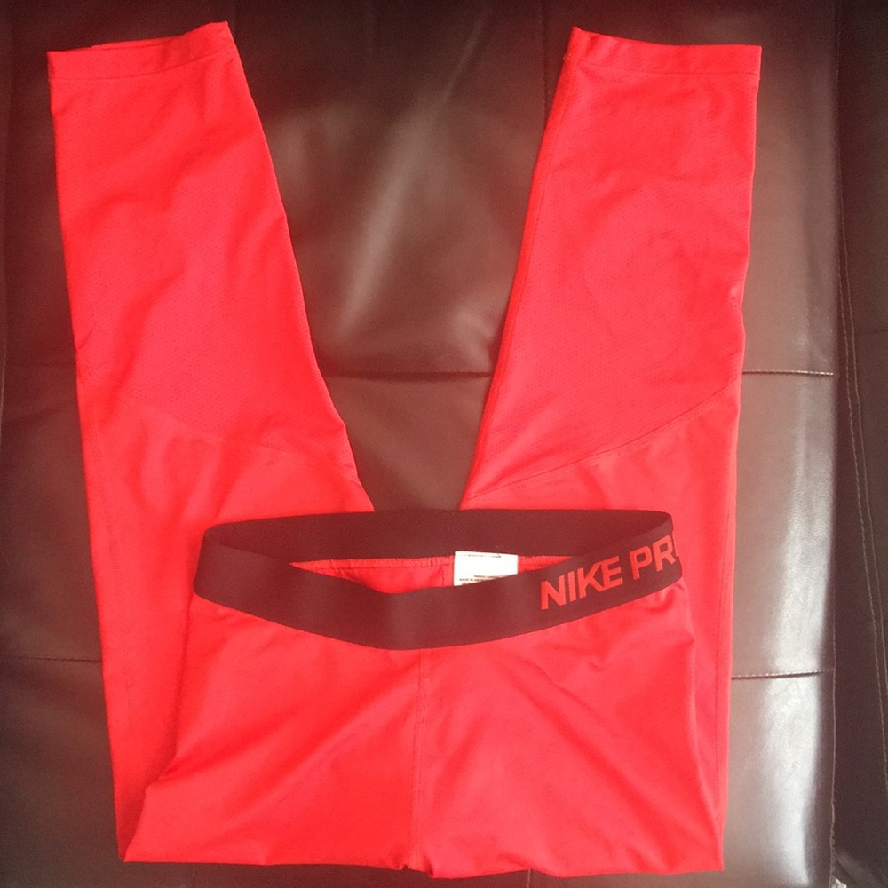 Red Nike cropped leggings